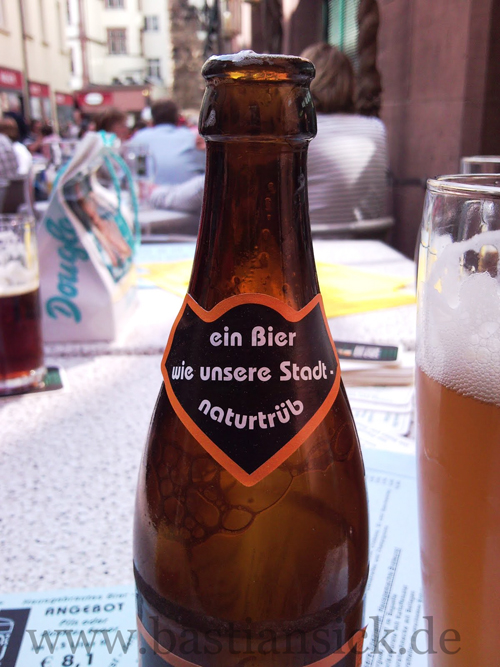 Ein Bier wie unsere Stadt_ naturtrueb_WZ (Martin_s Braeu-Aufdruck, Freiburg) © Michael Krauth 26.04.2014 _phNAvuXS_f.jpg